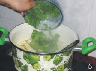 芥菜咸蛋黄豆腐汤的做法步骤：3