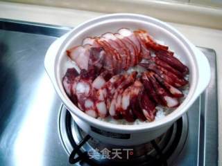 简单悠闲美食“腊味双拼煲仔饭”的做法步骤：2