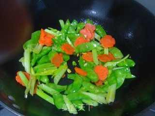 荷兰豆炒腊肉的做法步骤：3