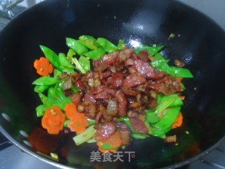 荷兰豆炒腊肉的做法步骤：3