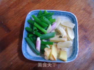 酸萝卜炒爽肚的做法步骤：3