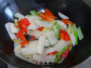 酸萝卜炒爽肚的做法步骤：3