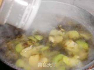 去除油水-----豆瓣咸菜汤的做法步骤：3