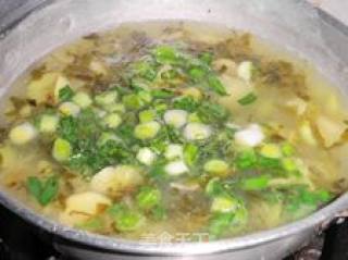 去除油水-----豆瓣咸菜汤的做法步骤：3