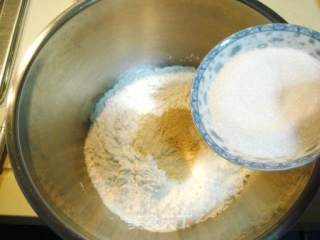 葡萄干柠檬口味的“咕咕洛夫面包”的做法步骤：6