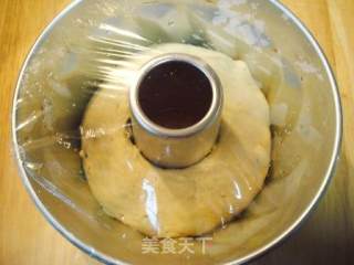 葡萄干柠檬口味的“咕咕洛夫面包”的做法步骤：6