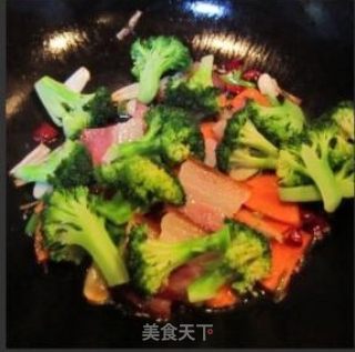 腊肉炒西兰花的做法步骤：3