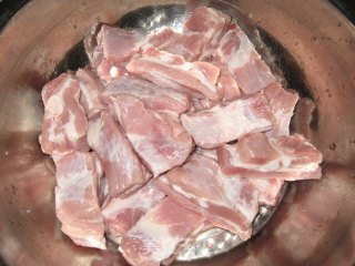 营养滋补又不长肉肉的美味萝卜排骨煲的做法步骤：2