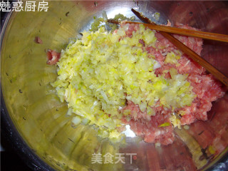 芹菜肉火烧的做法步骤：2