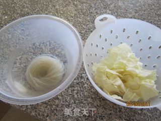 不加调料的包菜炒粉条的做法步骤：2