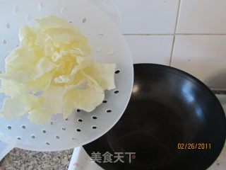 不加调料的包菜炒粉条的做法步骤：2