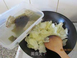 不加调料的包菜炒粉条的做法步骤：2