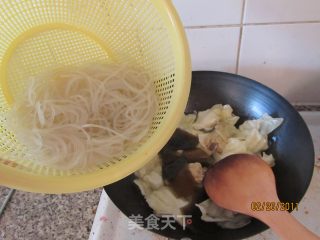 不加调料的包菜炒粉条的做法步骤：2