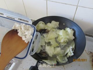 不加调料的包菜炒粉条的做法步骤：2