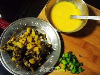 快乐主食篇10分钟搞定--酸菜蛋炒饭的做法步骤：2