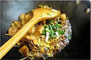酱烧素鸡豆芽鹌鹑蛋的做法步骤：2