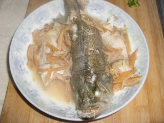 【老桃七厨房】陈皮鲈鱼的做法步骤：2