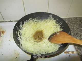 孜然土豆丝的做法步骤：2