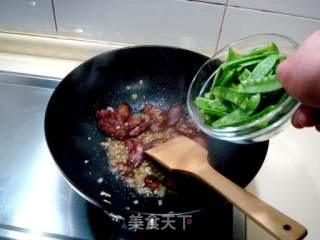 私家小炒“川腊肠炒荷兰豆”的做法步骤：5