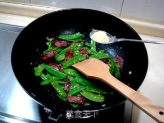私家小炒“川腊肠炒荷兰豆”的做法步骤：5