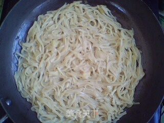 面条鸡蛋饼的做法步骤：2