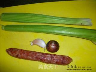 家常菜肴@@西芹炒腊肠的做法步骤：2