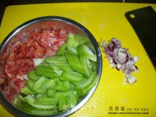 家常菜肴@@西芹炒腊肠的做法步骤：2