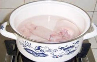 猪蹄莲藕汤的做法步骤：2