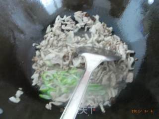 山东肉丝豆芽焖饼的做法步骤：2