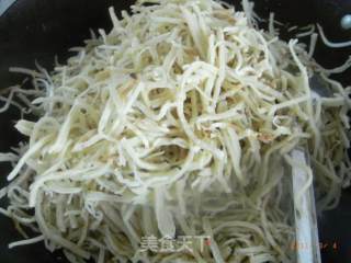 山东肉丝豆芽焖饼的做法步骤：2