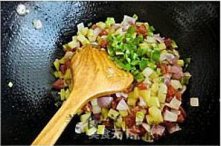 土豆洋葱香肠丁的做法步骤：2
