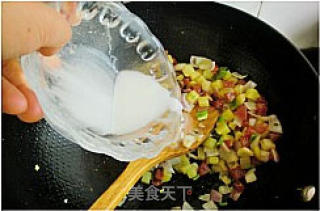土豆洋葱香肠丁的做法步骤：2
