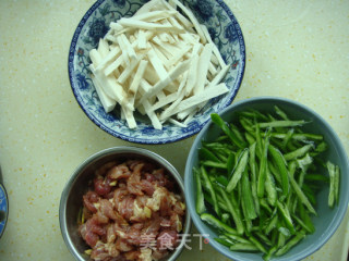 杏鲍菇炒肉丝的做法步骤：2