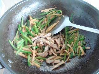 杏鲍菇炒肉丝的做法步骤：2