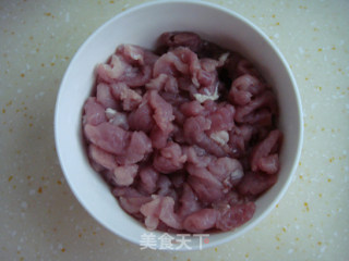 青椒豆皮炒肉的做法步骤：2