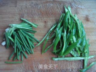 青椒豆皮炒肉的做法步骤：2