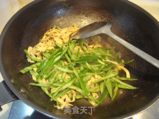 青椒豆皮炒肉的做法步骤：2