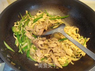 青椒豆皮炒肉的做法步骤：2