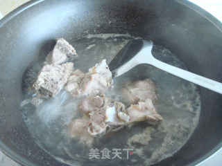 银耳百合猪骨汤的做法步骤：2