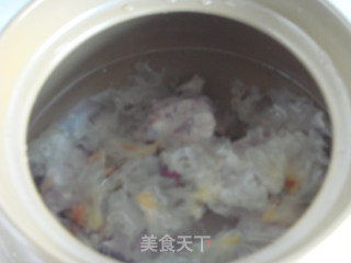 银耳百合猪骨汤的做法步骤：2