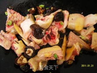 用最简单的方式搞定最经典的美味~最给力的饭菜合一吃法【糯米鸡】的做法步骤：2