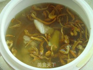 鳄鱼肉炖虫草花的做法步骤：3