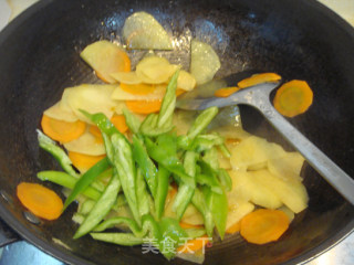 三蔬炒牛肉的做法步骤：3