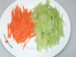 胡萝卜拌青笋的做法步骤：2