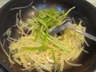 青椒土豆丝的做法步骤：2