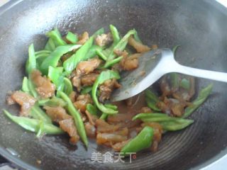 青椒炒牛筋的做法步骤：2