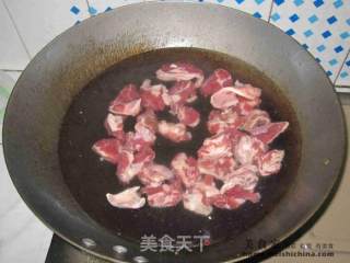 胡萝卜牛肉汤的做法步骤：2