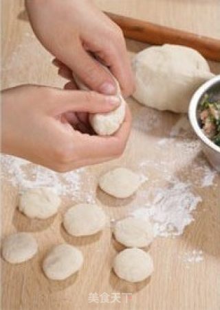 青菜酱肉饺子的做法步骤：2