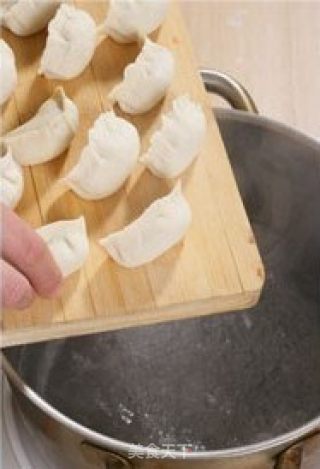 青菜酱肉饺子的做法步骤：2