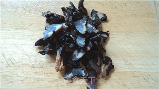 腊肉炒芥兰的做法步骤：2